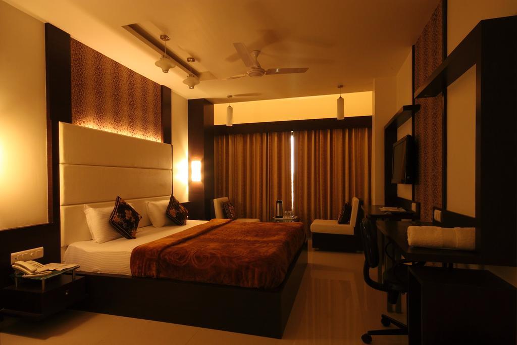 Hotel Apex Surat Habitación foto