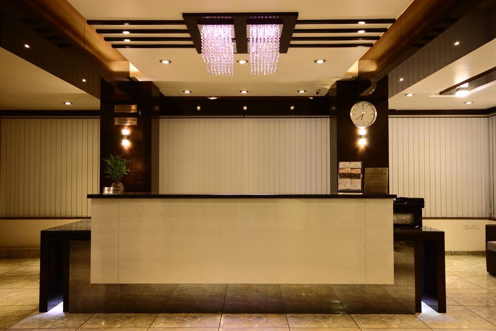 Hotel Apex Surat Exterior foto