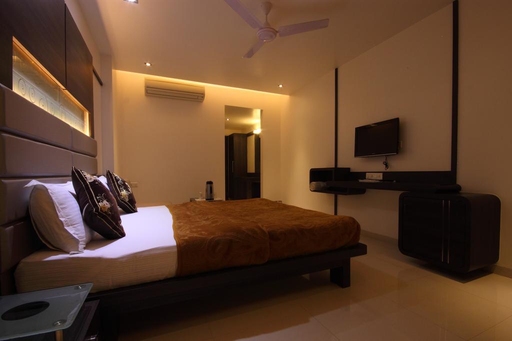 Hotel Apex Surat Habitación foto