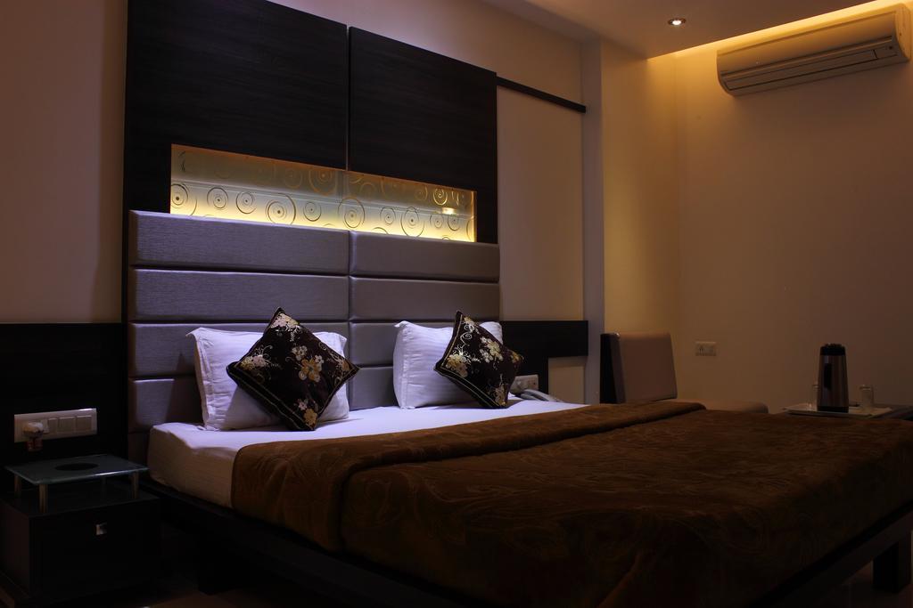Hotel Apex Surat Habitación foto