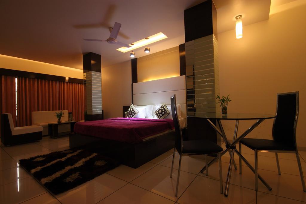 Hotel Apex Surat Habitación foto