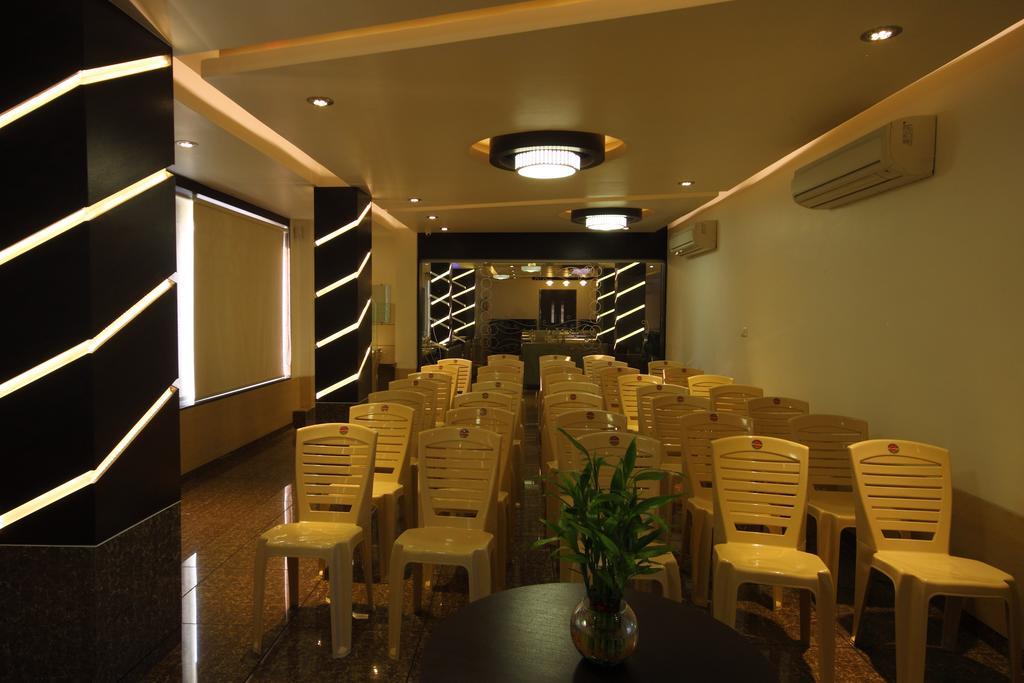 Hotel Apex Surat Exterior foto