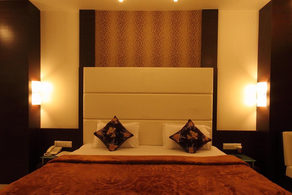 Hotel Apex Surat Habitación foto
