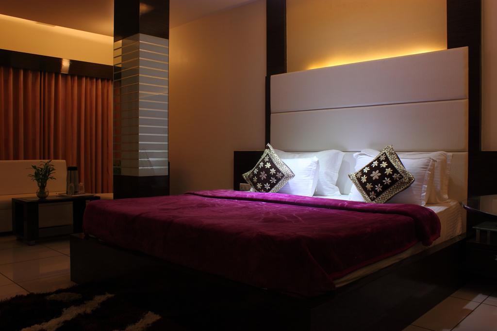 Hotel Apex Surat Habitación foto