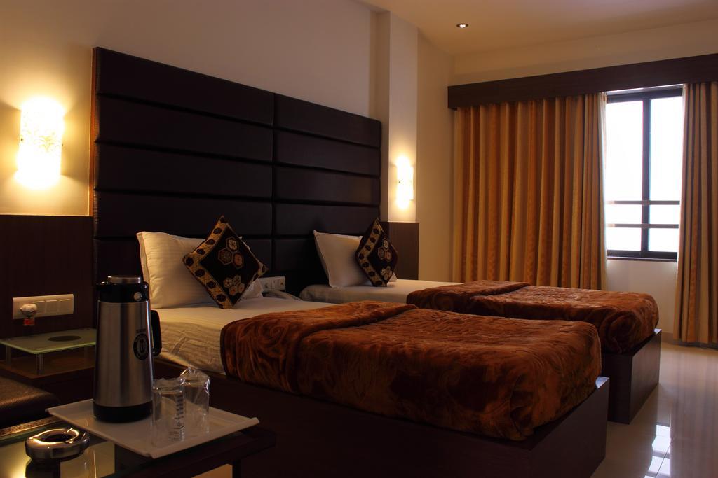Hotel Apex Surat Exterior foto