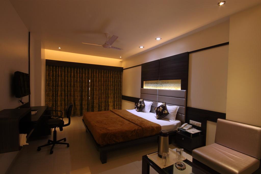 Hotel Apex Surat Habitación foto