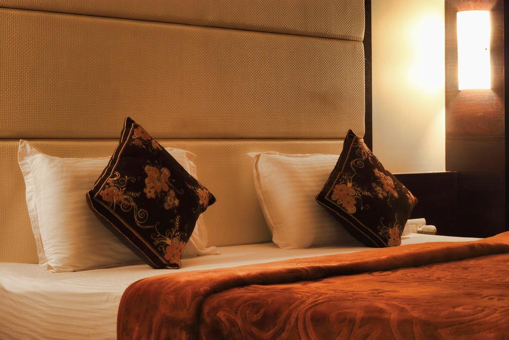 Hotel Apex Surat Habitación foto