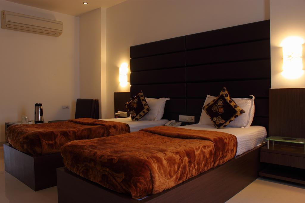 Hotel Apex Surat Exterior foto