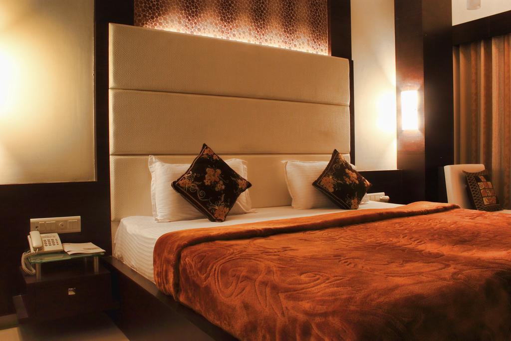 Hotel Apex Surat Habitación foto