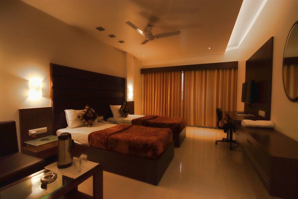 Hotel Apex Surat Exterior foto