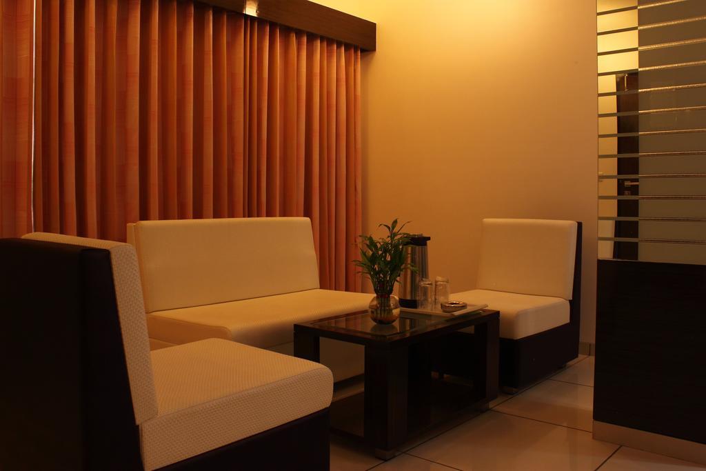 Hotel Apex Surat Habitación foto