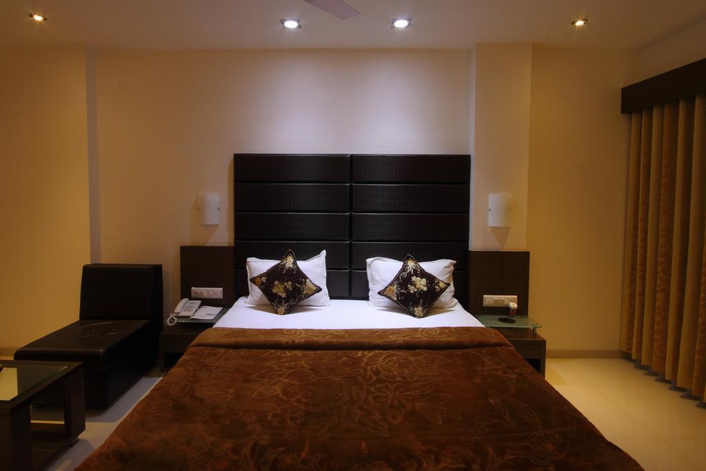 Hotel Apex Surat Habitación foto