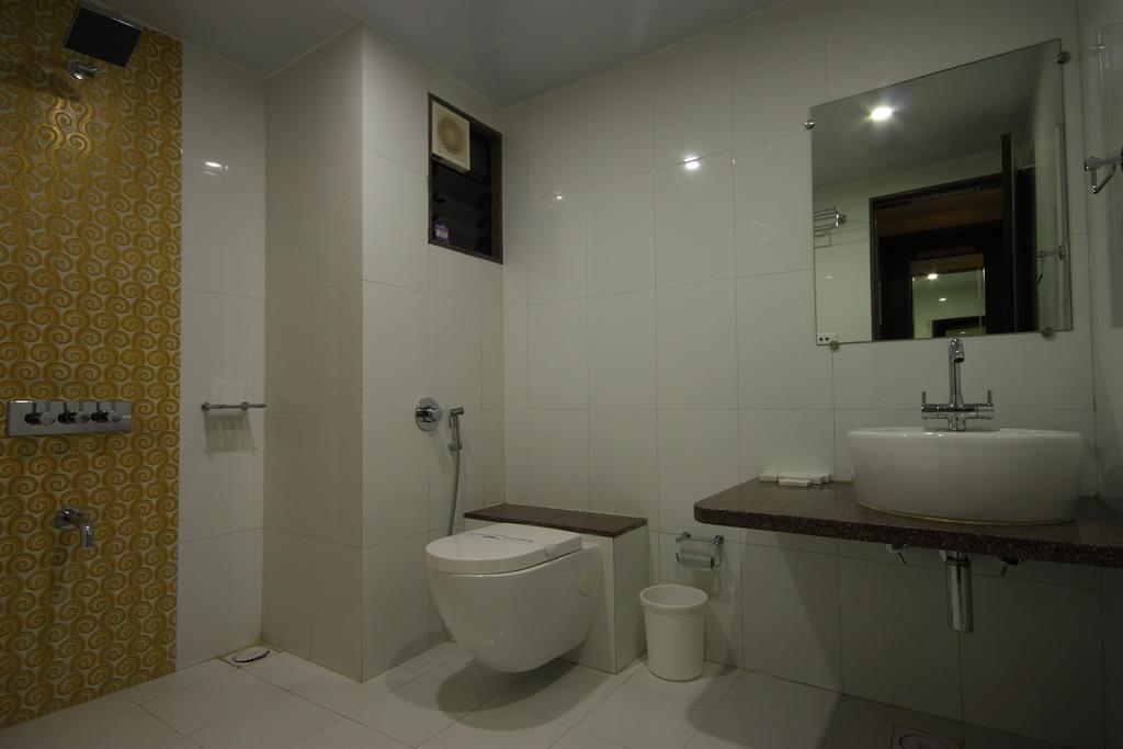 Hotel Apex Surat Habitación foto